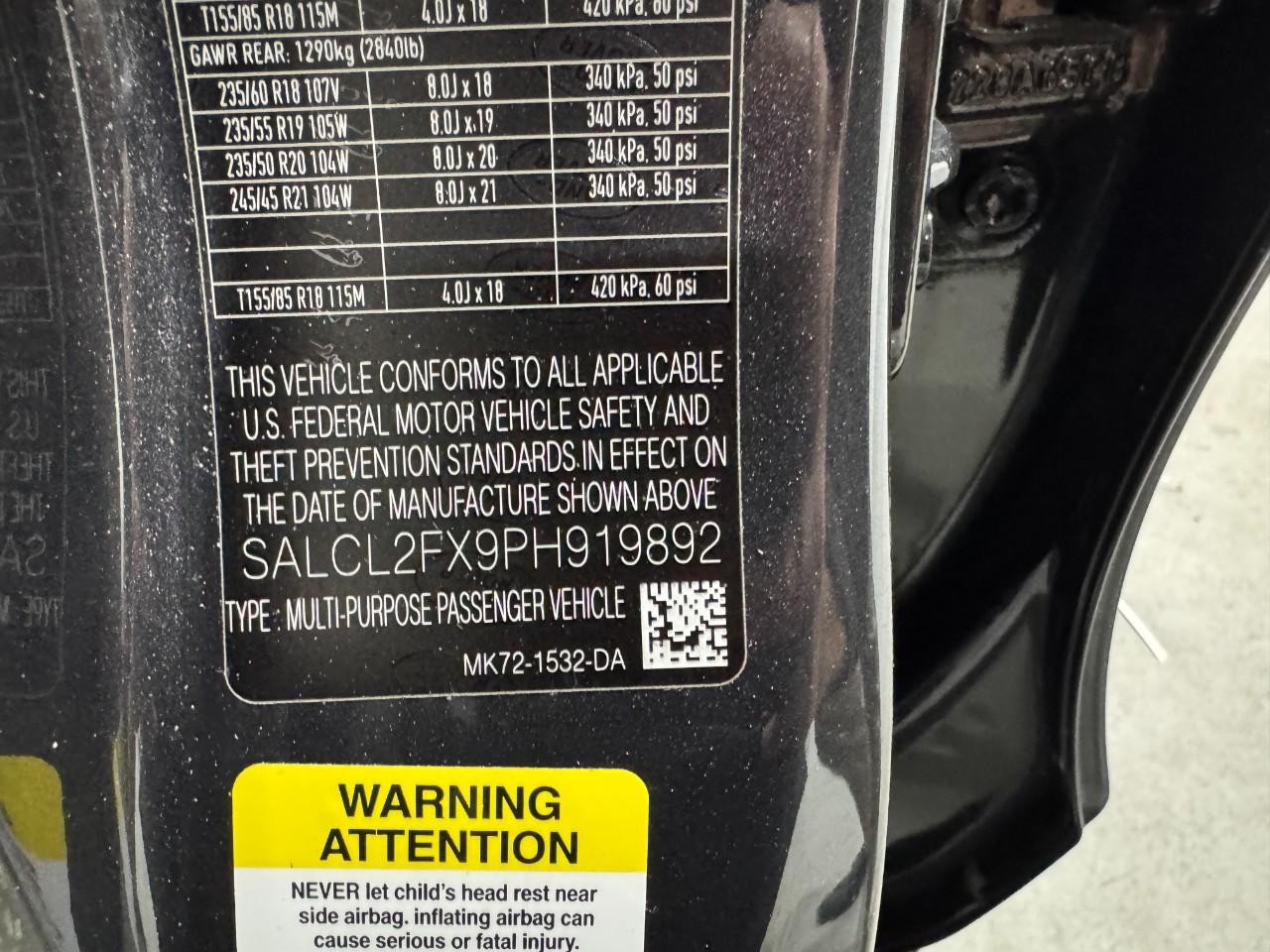 Land Rover Discovery Sport Vehicle Full-screen Gallery Image 34