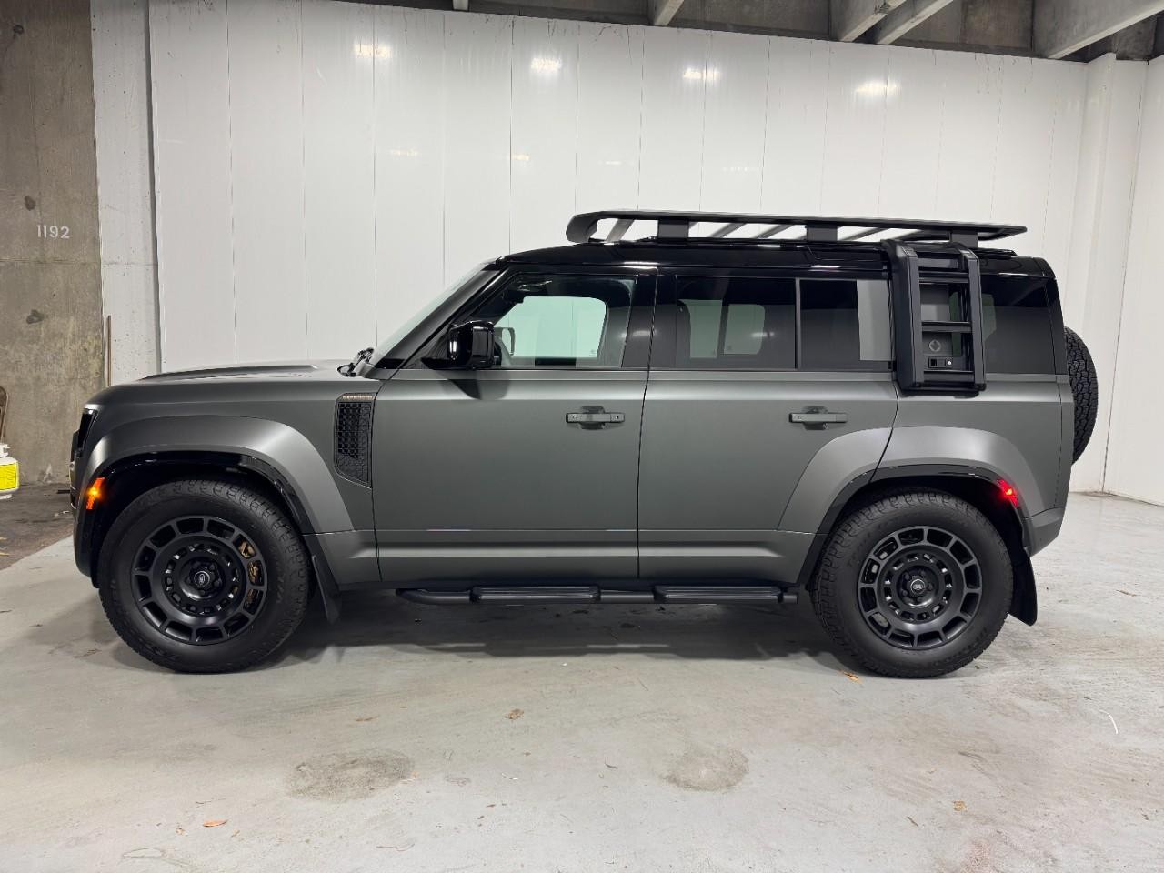 Land Rover Defender Vehicle Full-screen Gallery Image 2