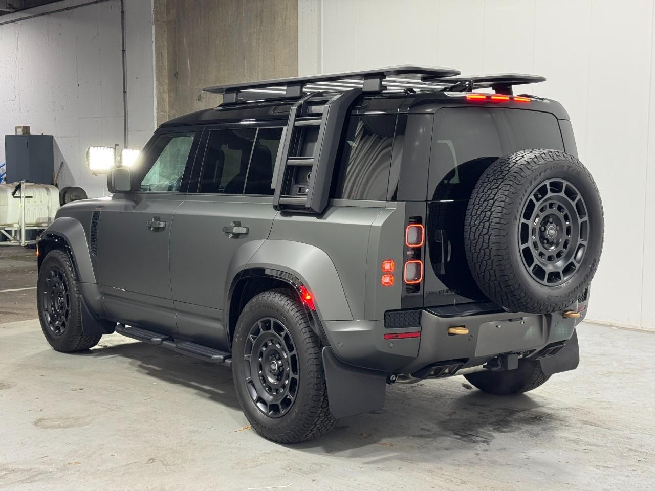 Land Rover Defender Vehicle Full-screen Gallery Image 3