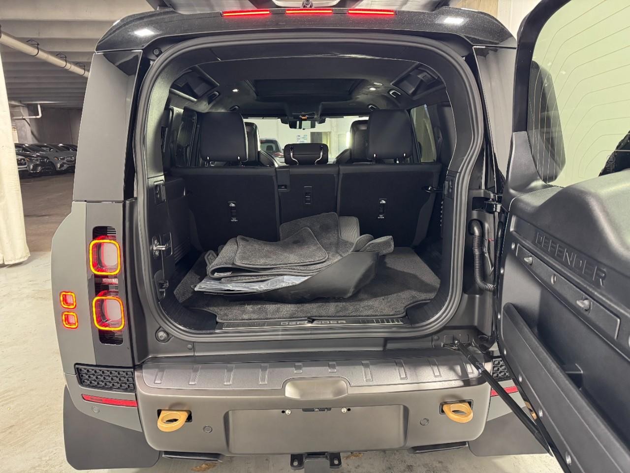 Land Rover Defender Vehicle Full-screen Gallery Image 5