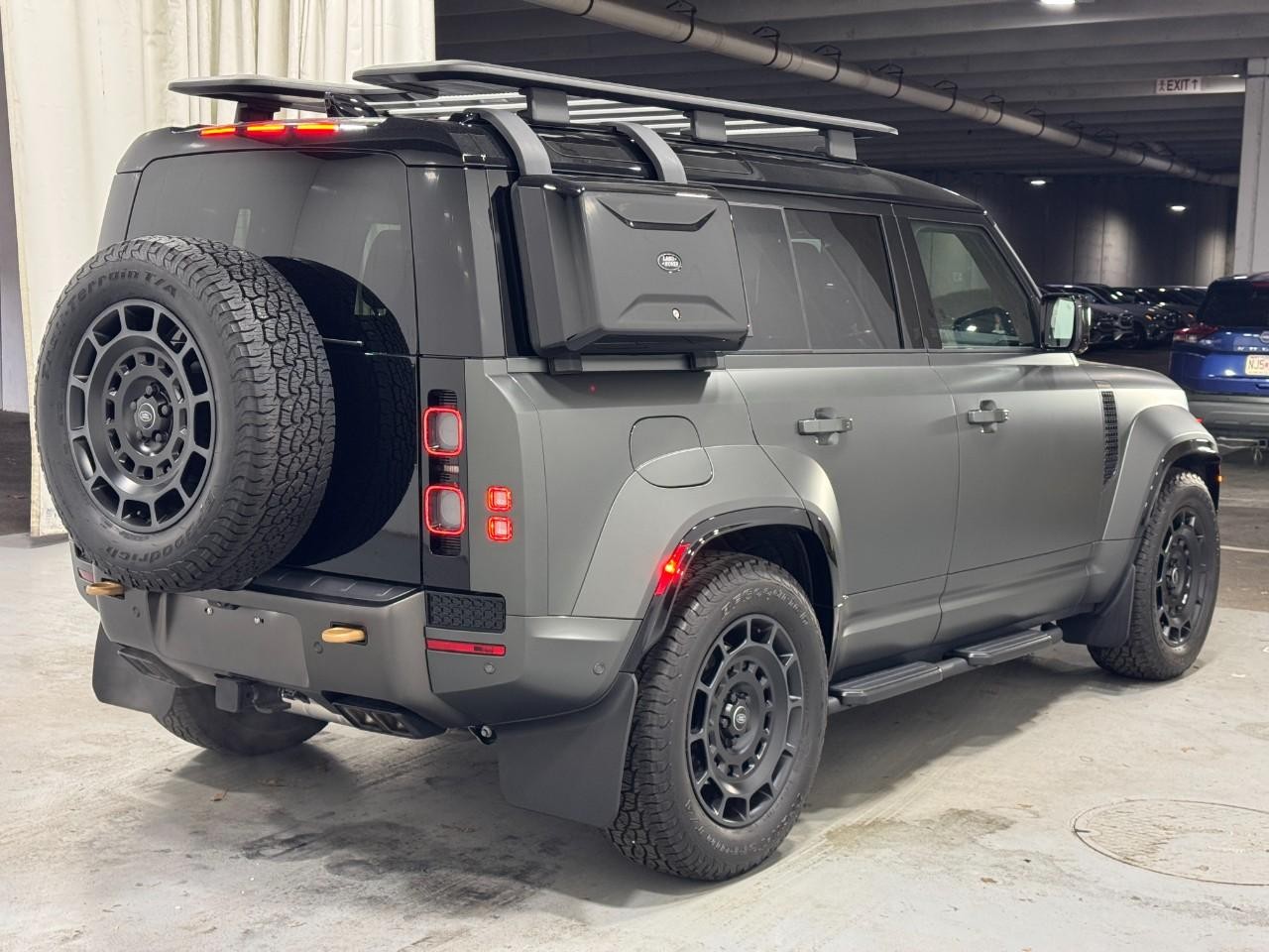 Land Rover Defender Vehicle Full-screen Gallery Image 6