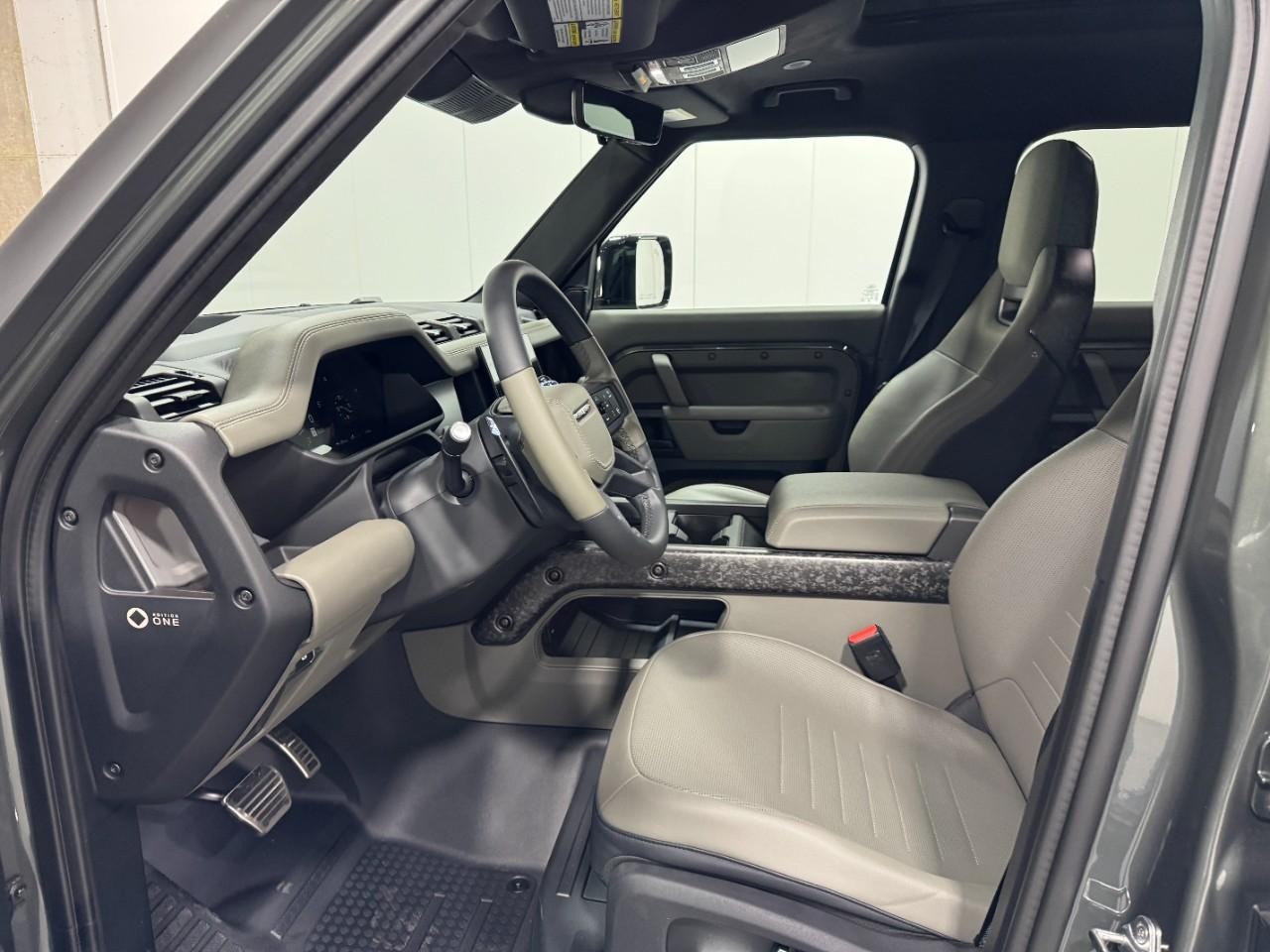 Land Rover Defender Vehicle Full-screen Gallery Image 10