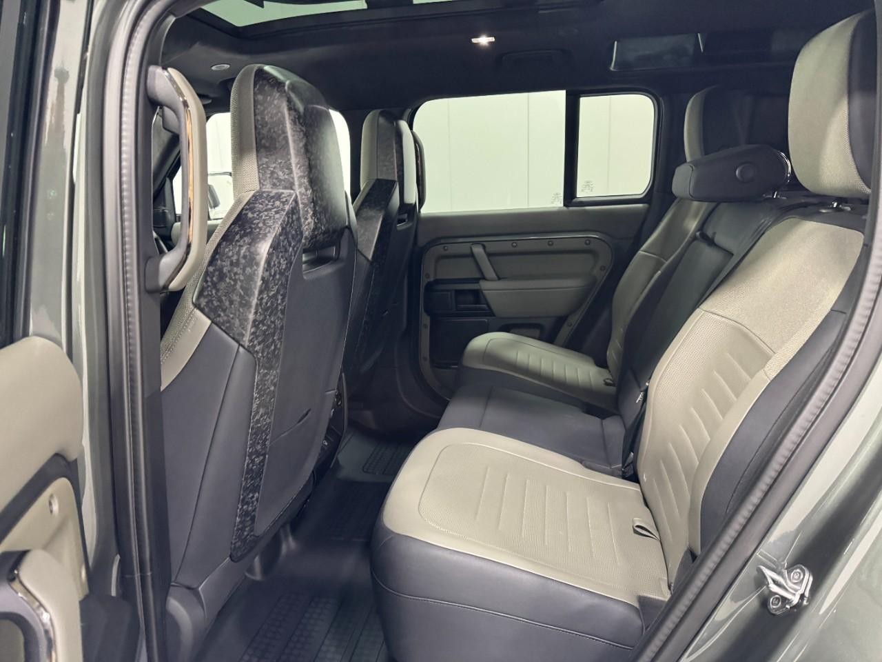 Land Rover Defender Vehicle Full-screen Gallery Image 11