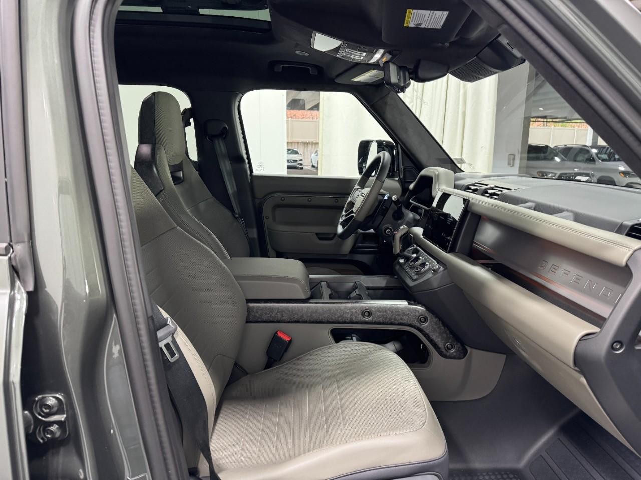 Land Rover Defender Vehicle Full-screen Gallery Image 12