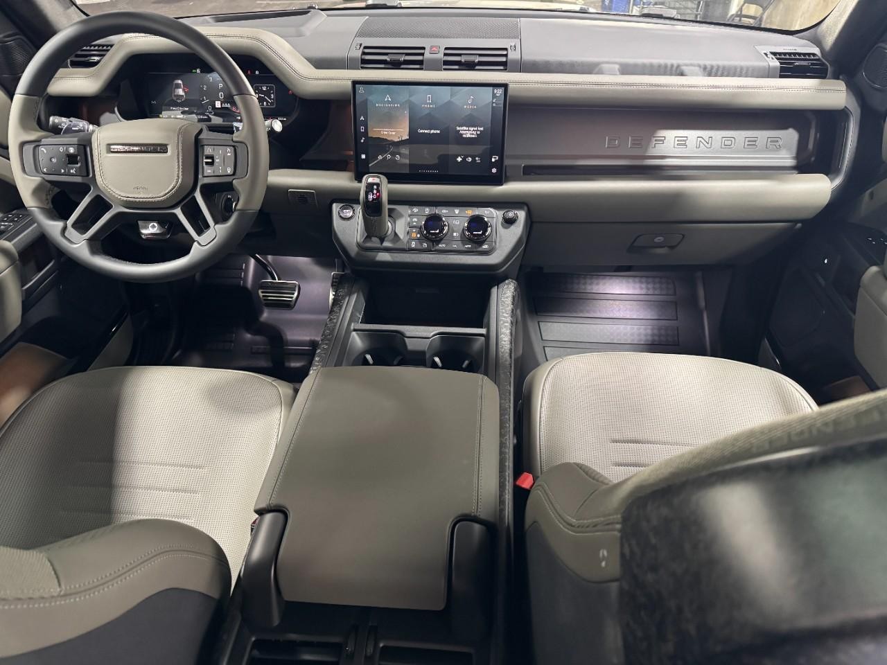 Land Rover Defender Vehicle Full-screen Gallery Image 14