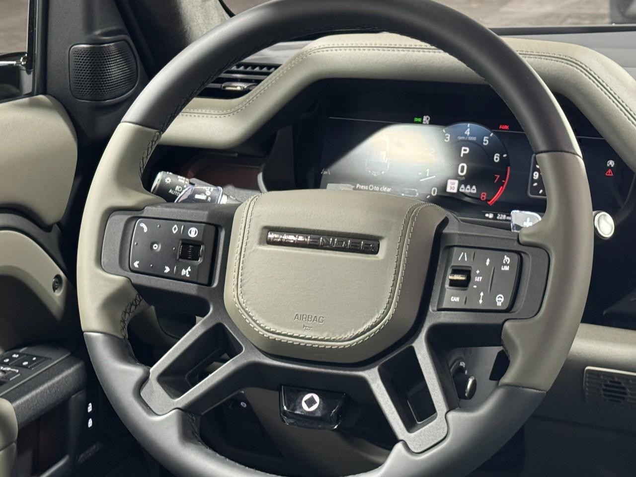 Land Rover Defender Vehicle Full-screen Gallery Image 15