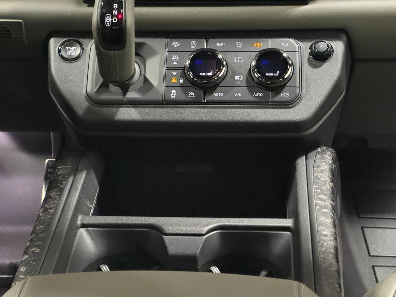 Land Rover Defender Vehicle Full-screen Gallery Image 17