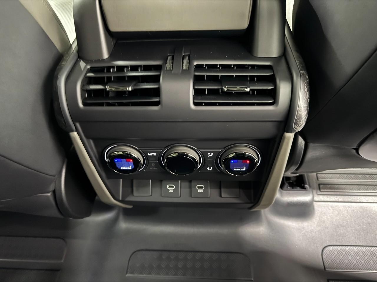 Land Rover Defender Vehicle Full-screen Gallery Image 19