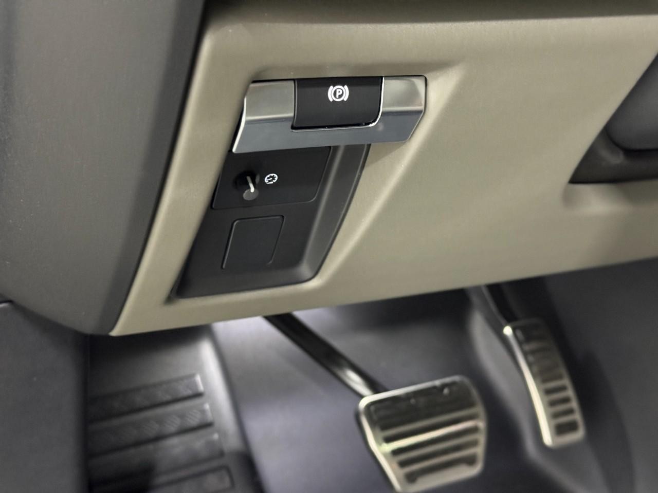 Land Rover Defender Vehicle Full-screen Gallery Image 20