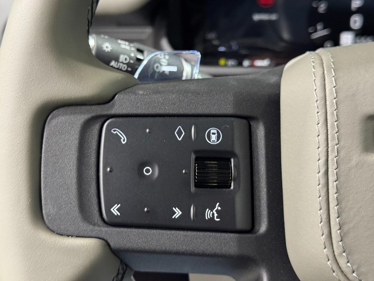 Land Rover Defender Vehicle Full-screen Gallery Image 21