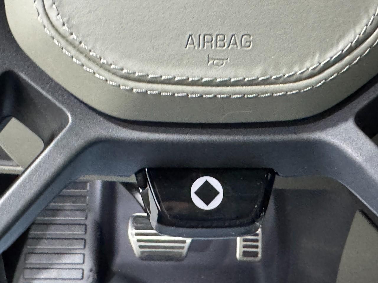 Land Rover Defender Vehicle Full-screen Gallery Image 23