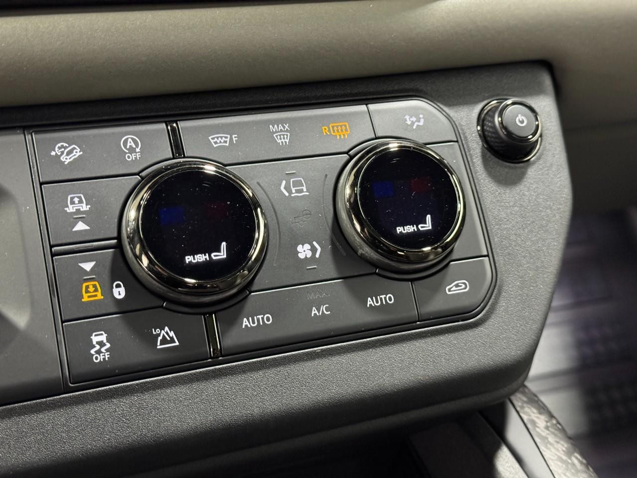 Land Rover Defender Vehicle Full-screen Gallery Image 27