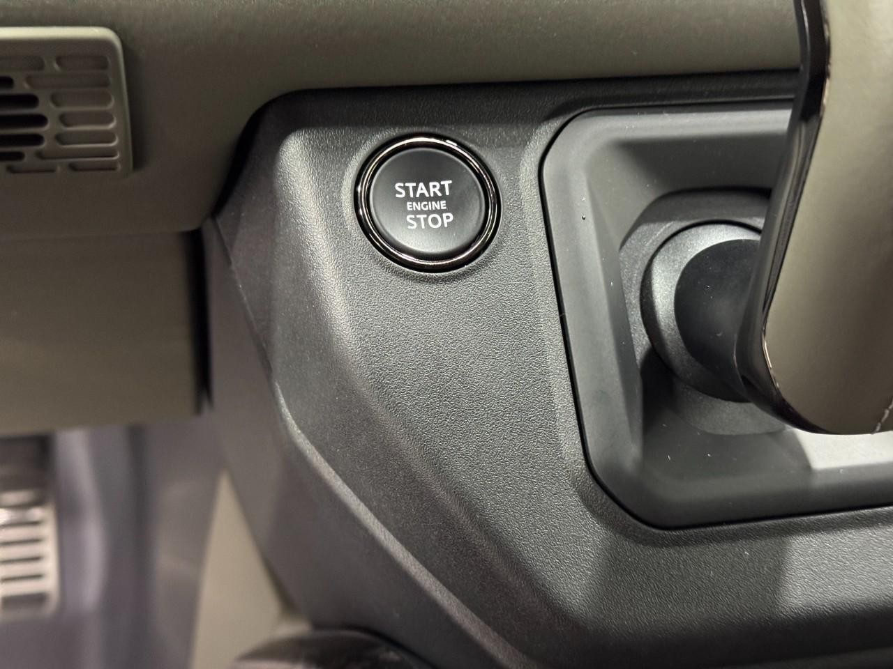 Land Rover Defender Vehicle Full-screen Gallery Image 28