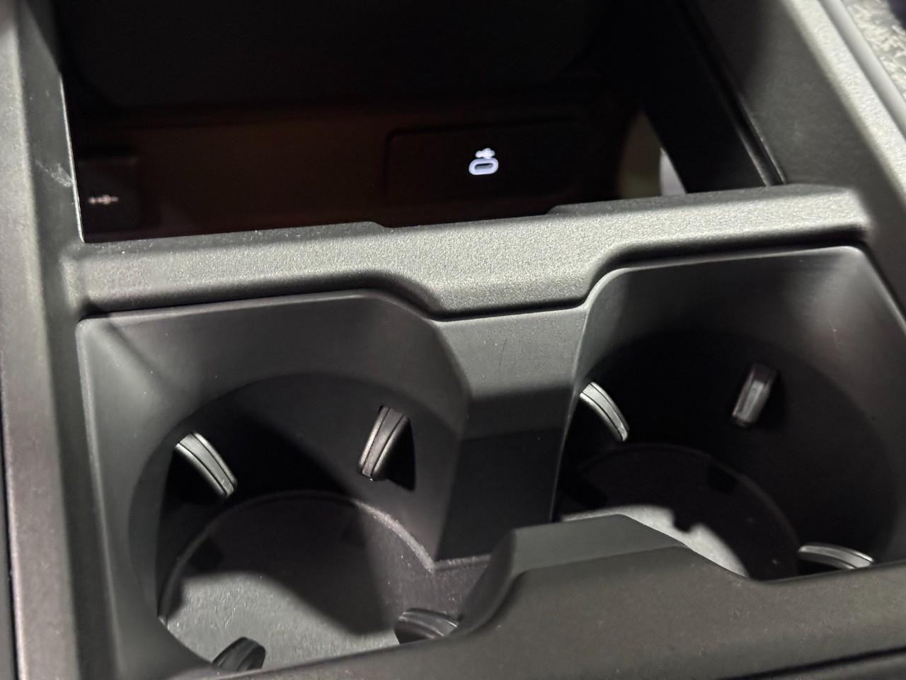 Land Rover Defender Vehicle Full-screen Gallery Image 29