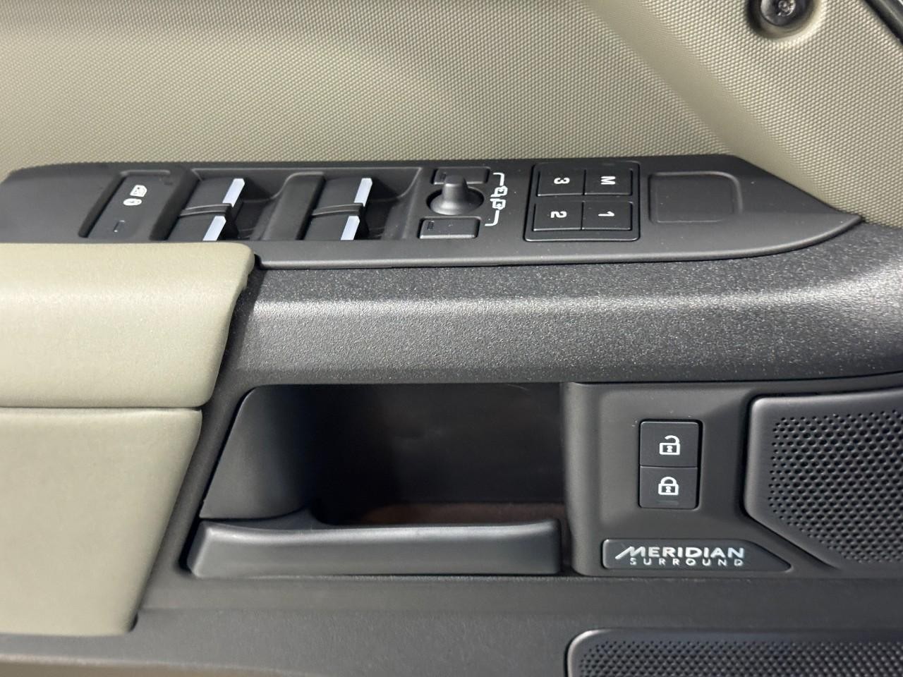 Land Rover Defender Vehicle Full-screen Gallery Image 30