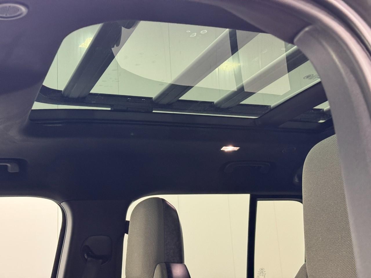 Land Rover Defender Vehicle Full-screen Gallery Image 32