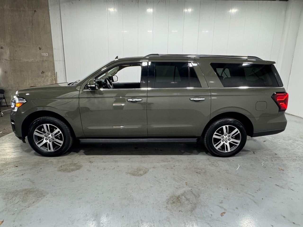 Ford Expedition Max Vehicle Full-screen Gallery Image 02