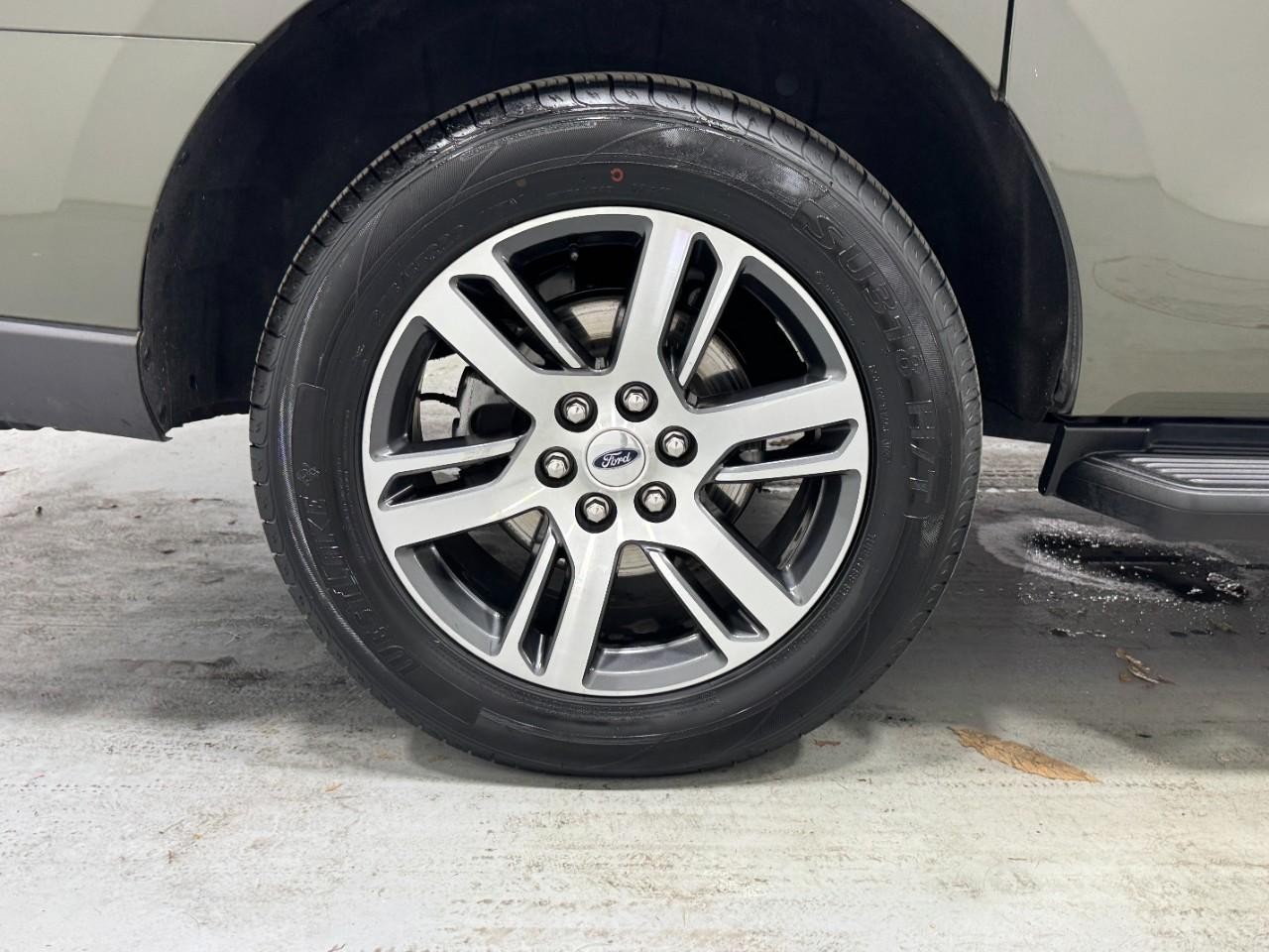 Ford Expedition Max Vehicle Full-screen Gallery Image 05