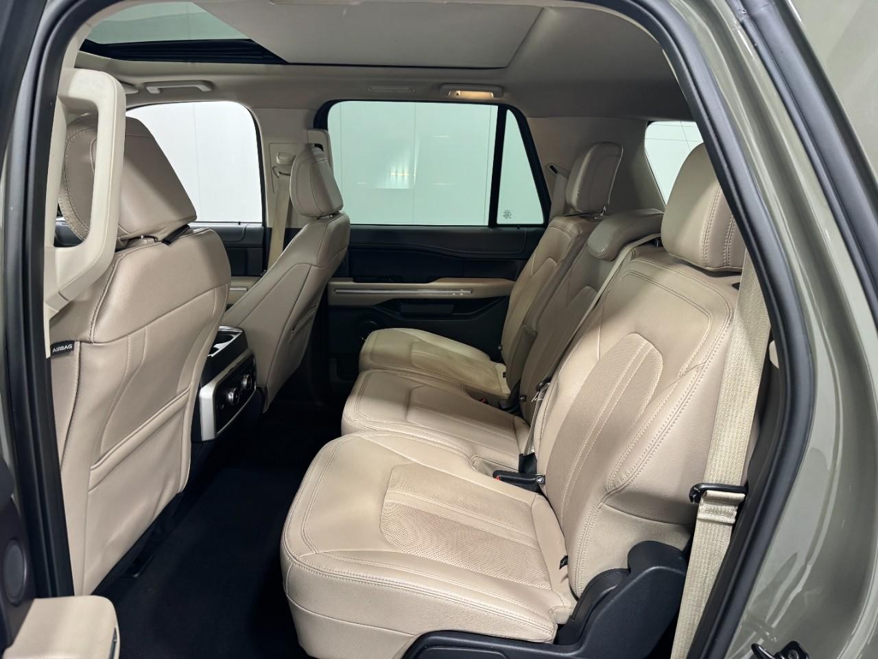 Ford Expedition Max Vehicle Full-screen Gallery Image 09