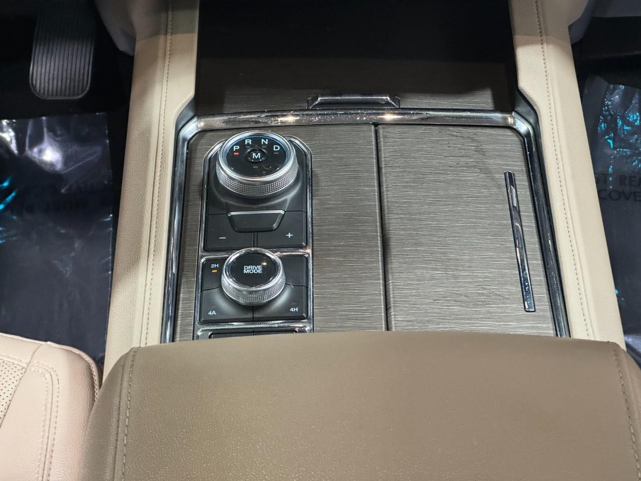 Ford Expedition Max Vehicle Full-screen Gallery Image 19