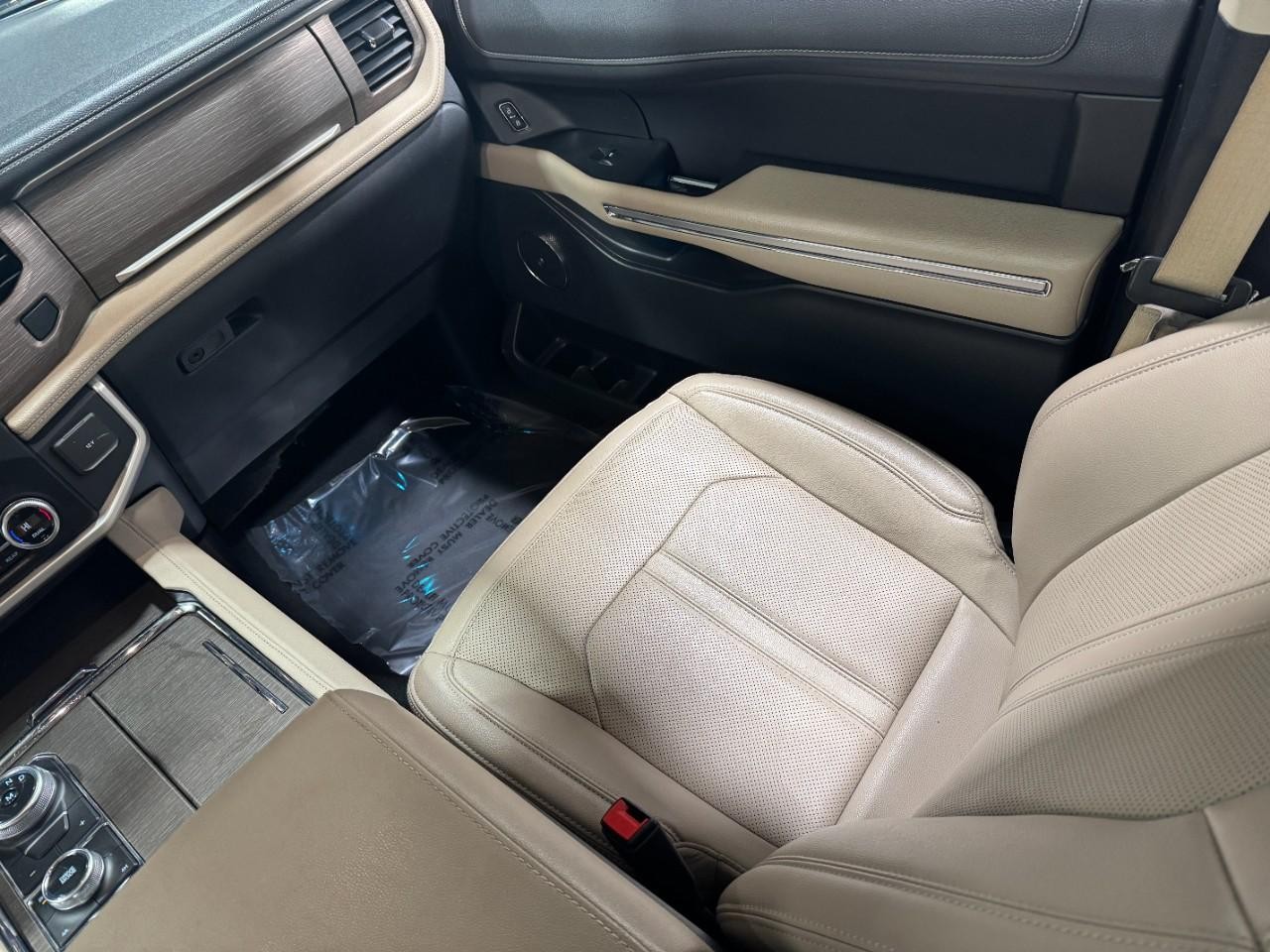 Ford Expedition Max Vehicle Full-screen Gallery Image 20