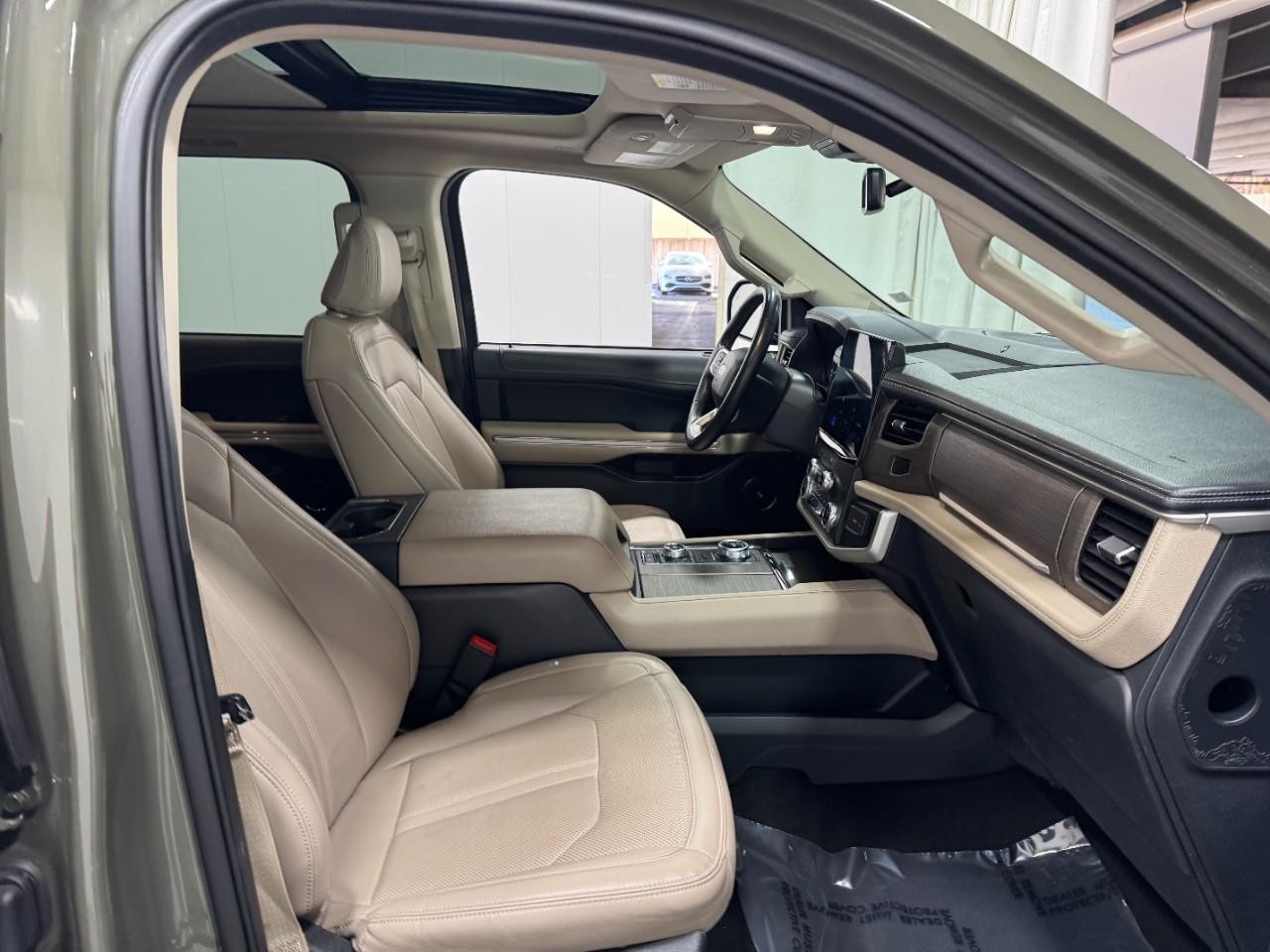 Ford Expedition Max Vehicle Full-screen Gallery Image 21