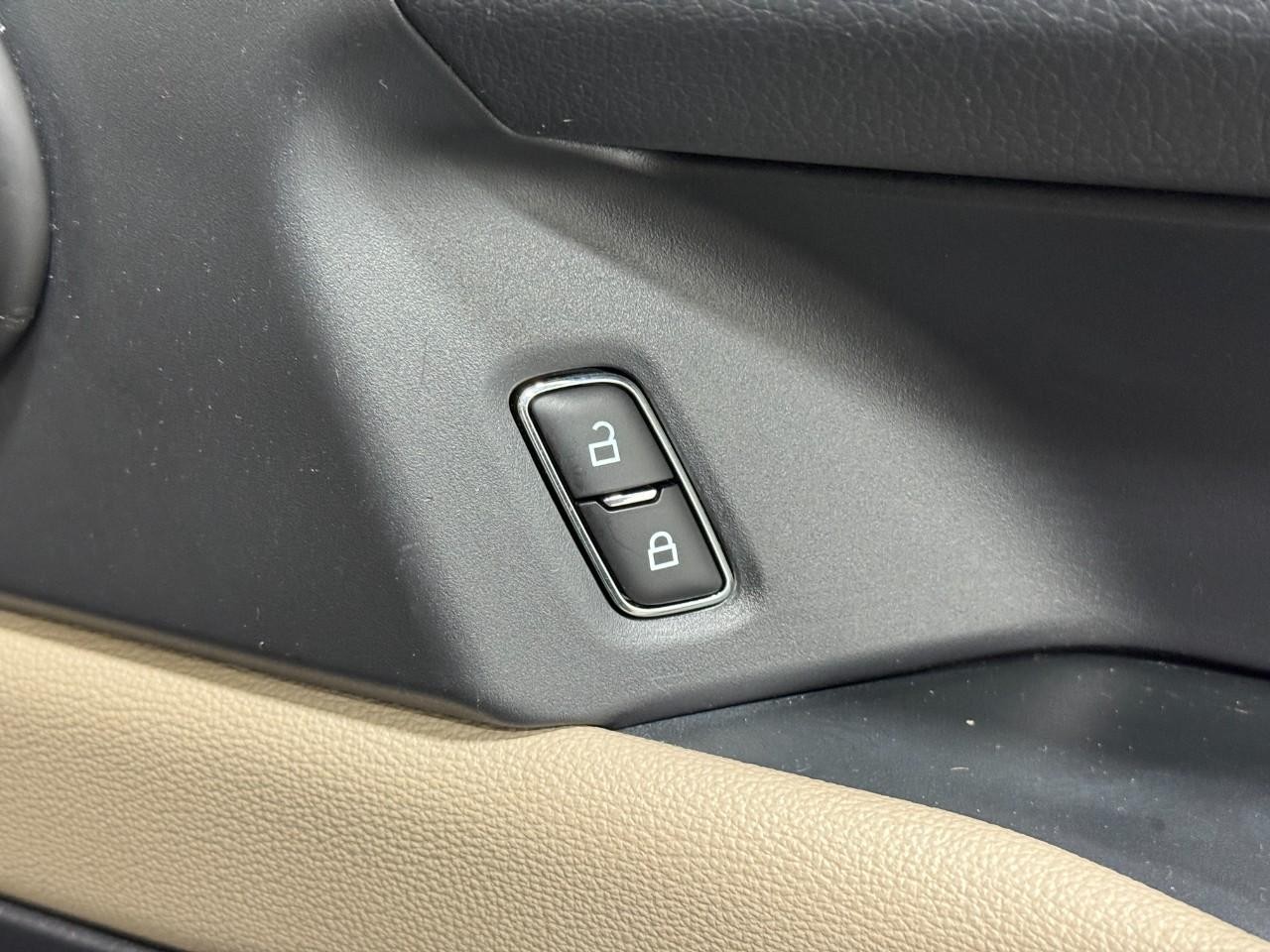 Ford Expedition Max Vehicle Full-screen Gallery Image 24