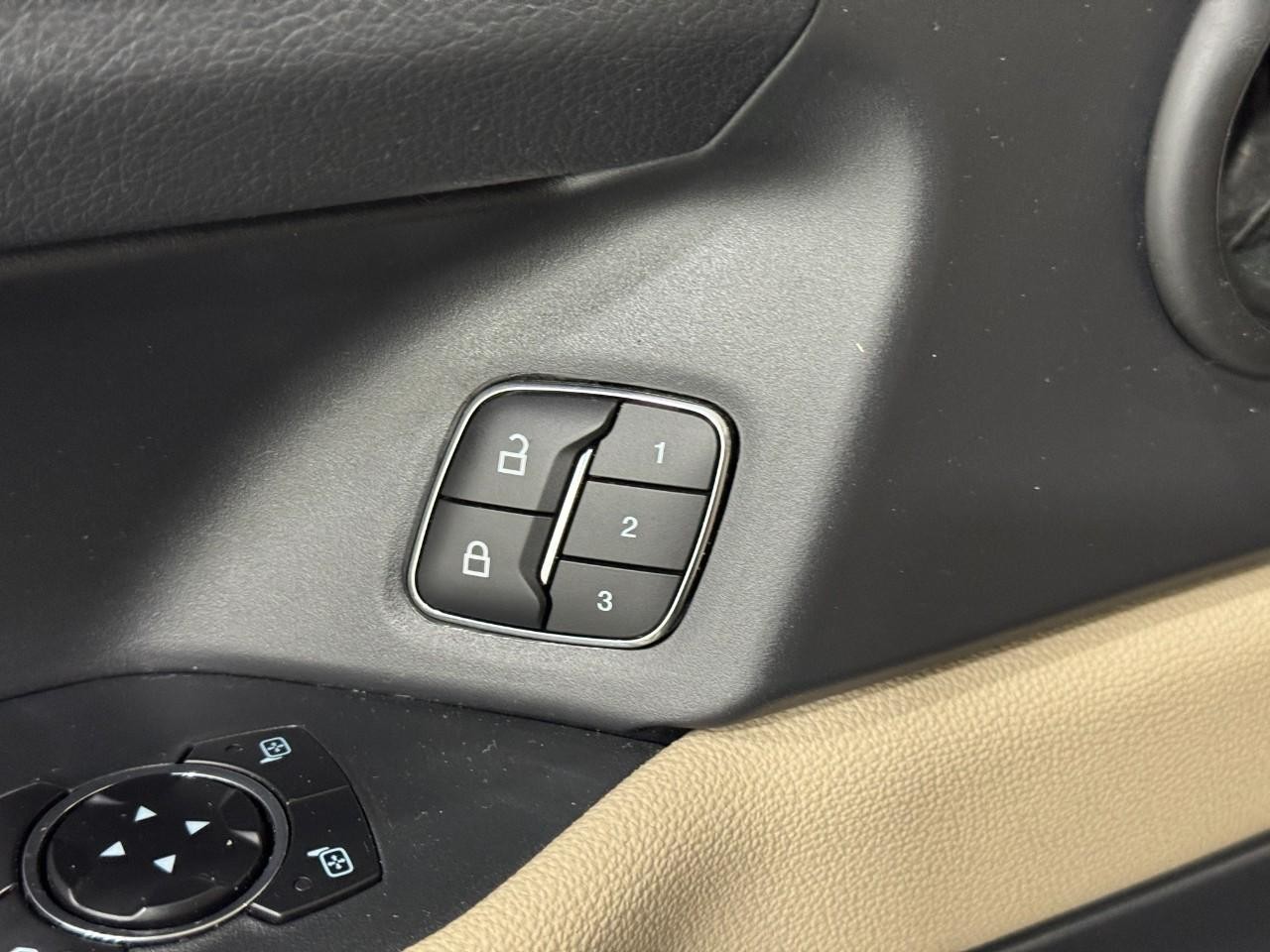 Ford Expedition Max Vehicle Full-screen Gallery Image 26