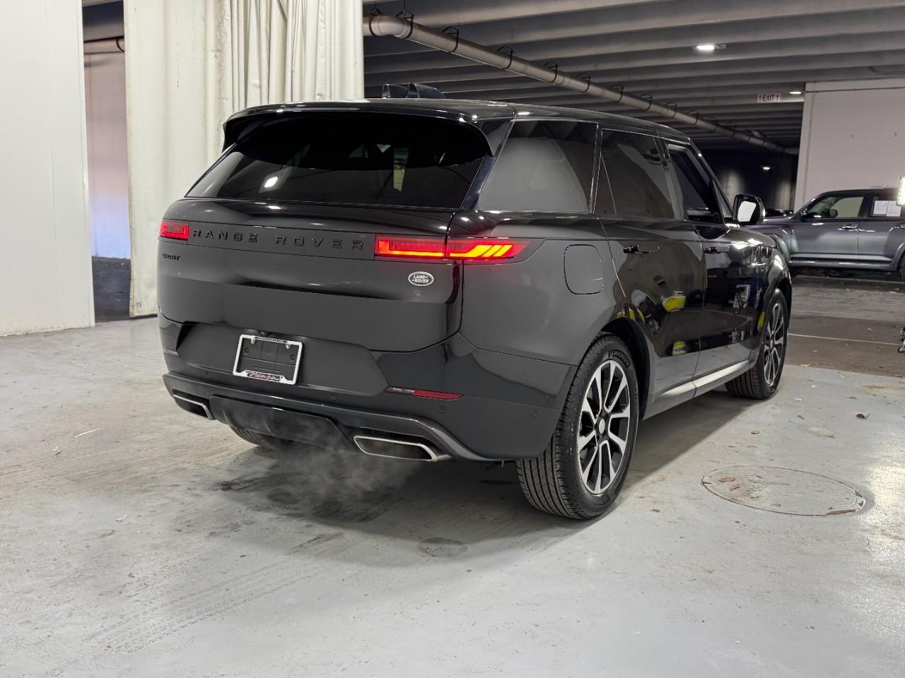 Land Rover Range Rover Sport Vehicle Full-screen Gallery Image 4