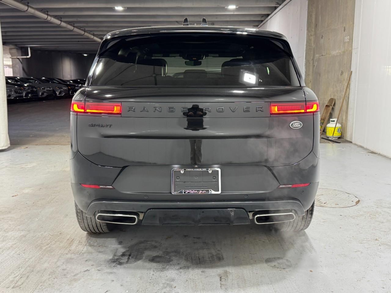 Land Rover Range Rover Sport Vehicle Full-screen Gallery Image 9