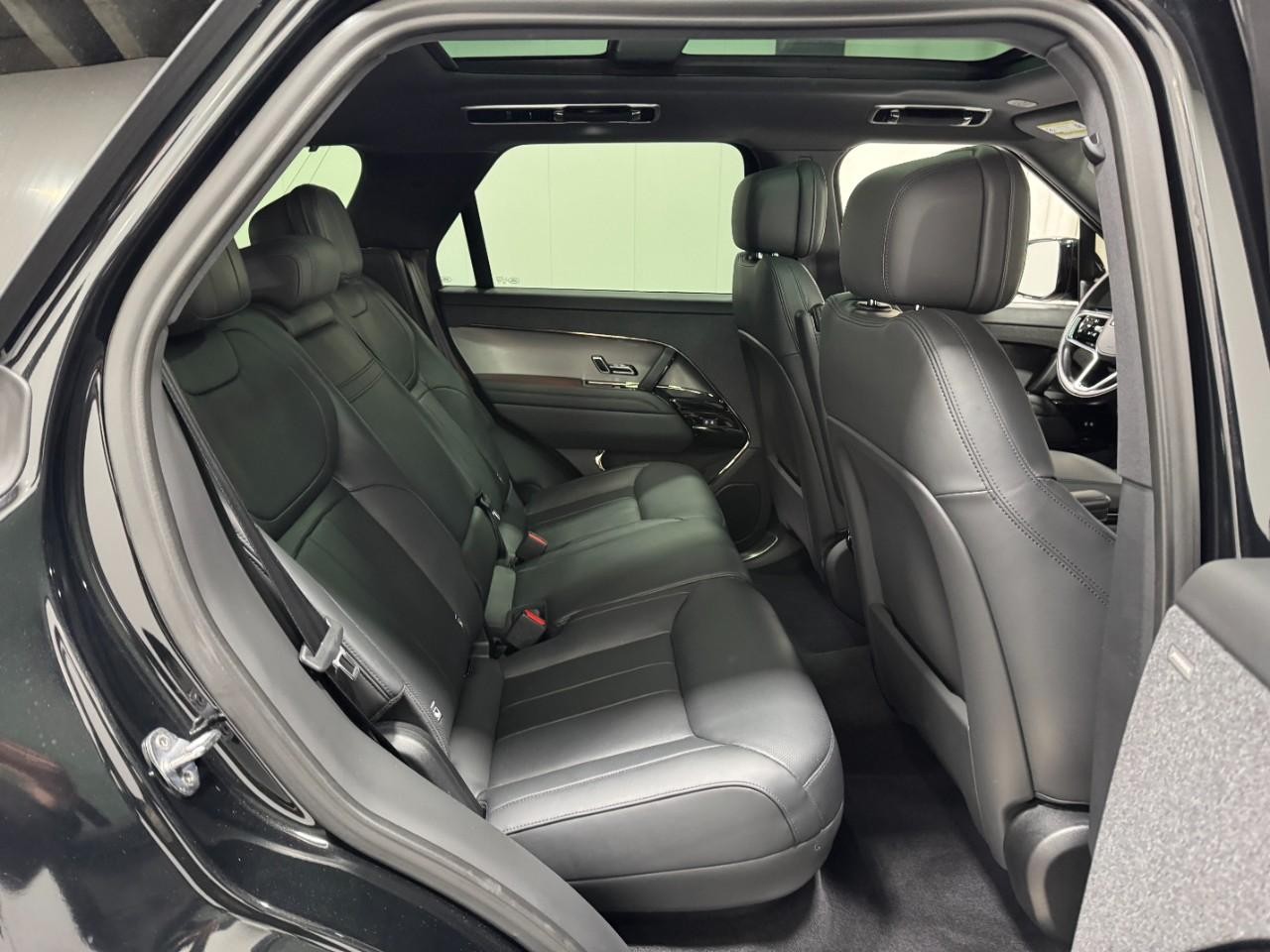 Land Rover Range Rover Sport Vehicle Full-screen Gallery Image 10