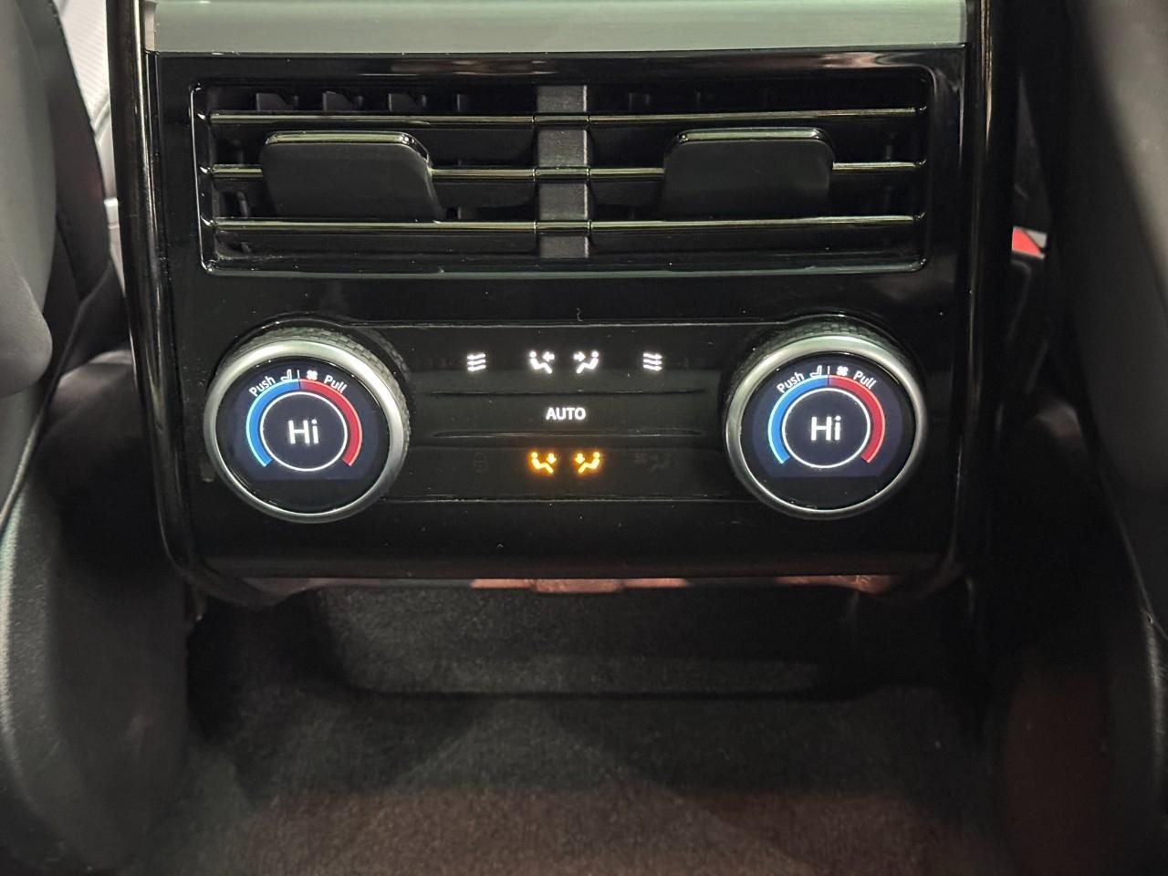 Land Rover Range Rover Sport Vehicle Full-screen Gallery Image 11