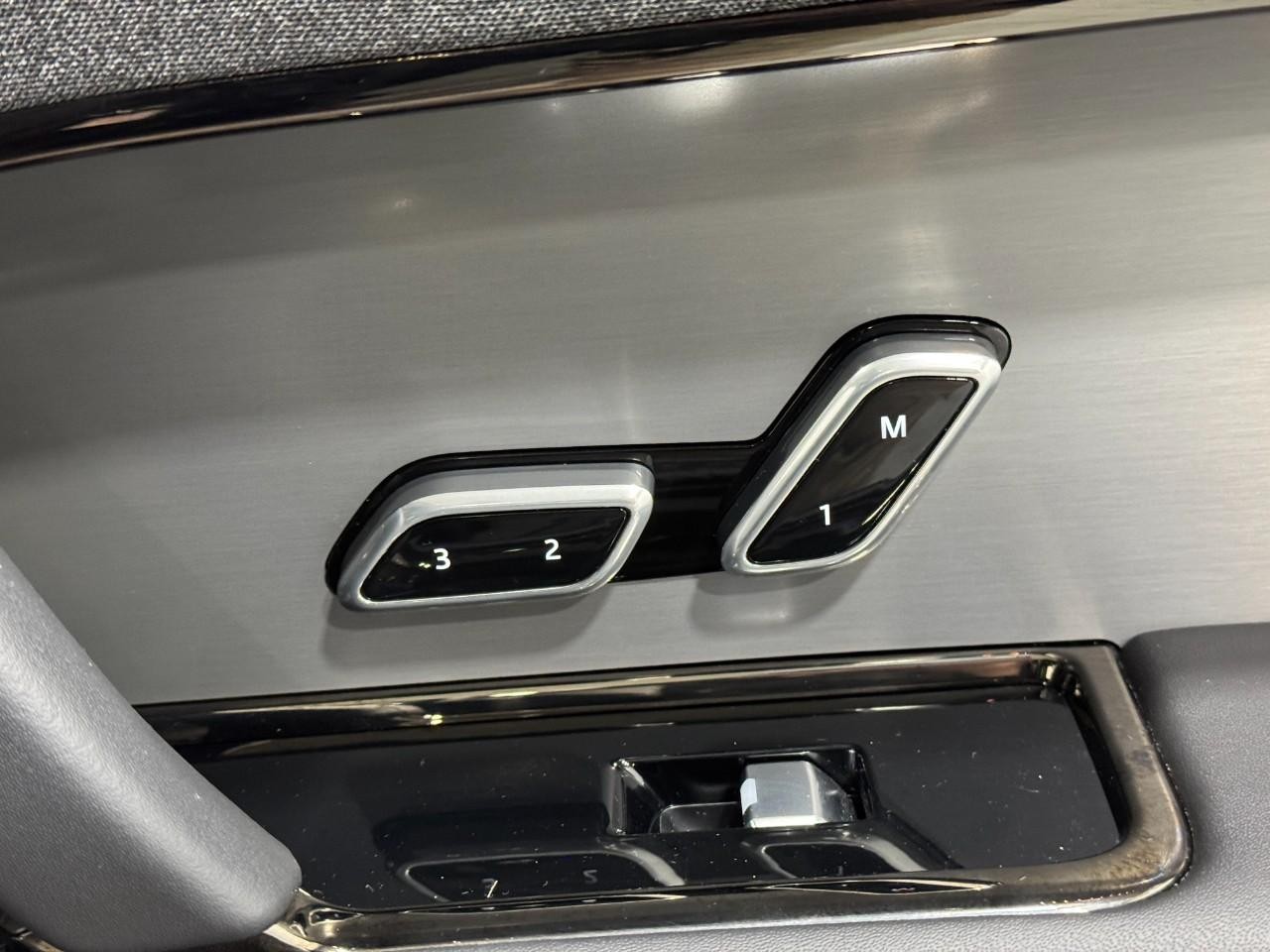 Land Rover Range Rover Sport Vehicle Full-screen Gallery Image 21