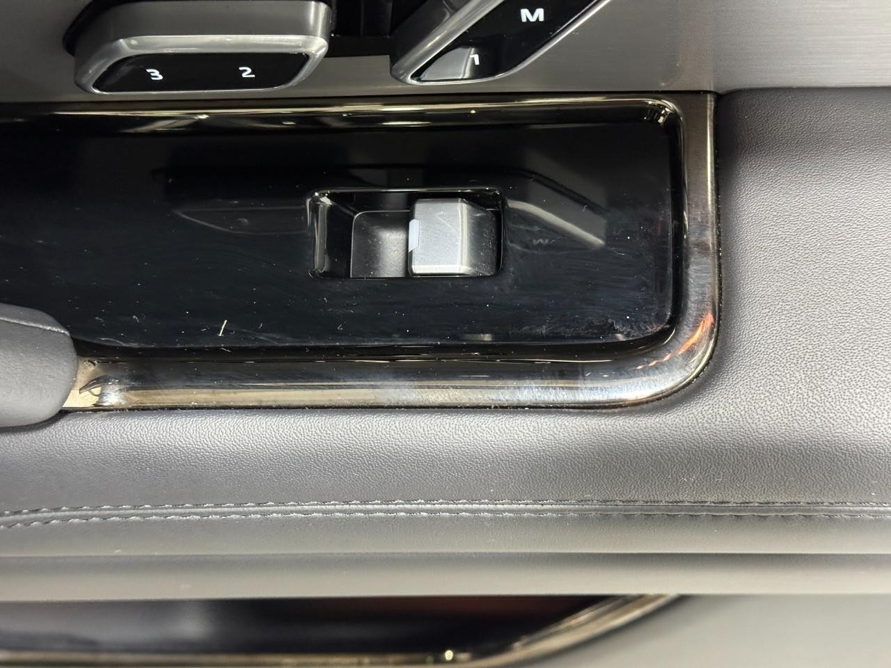 Land Rover Range Rover Sport Vehicle Full-screen Gallery Image 22