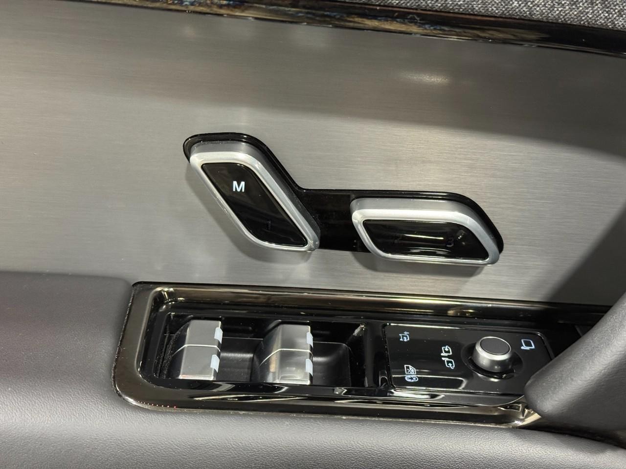 Land Rover Range Rover Sport Vehicle Full-screen Gallery Image 25