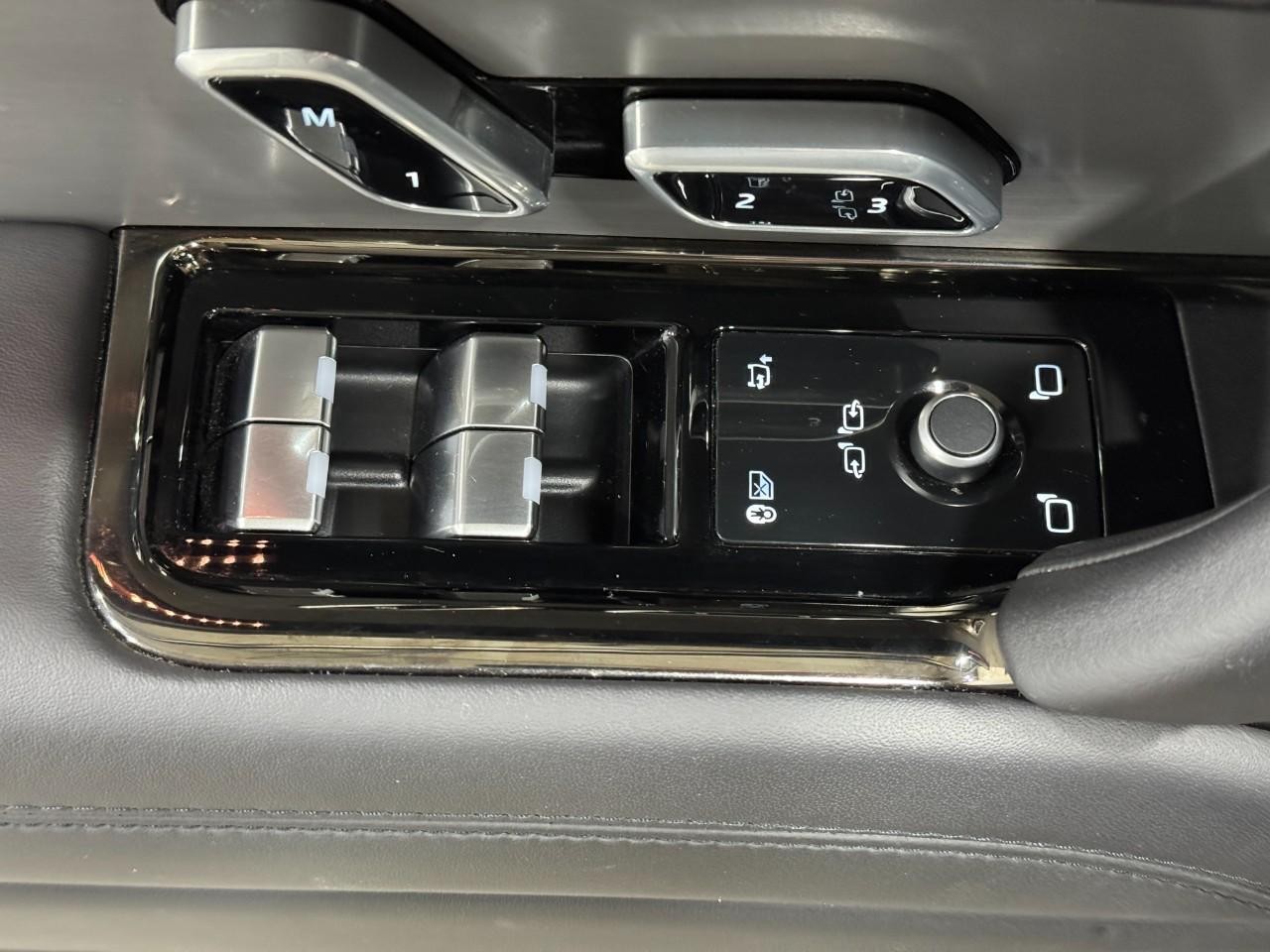 Land Rover Range Rover Sport Vehicle Full-screen Gallery Image 26