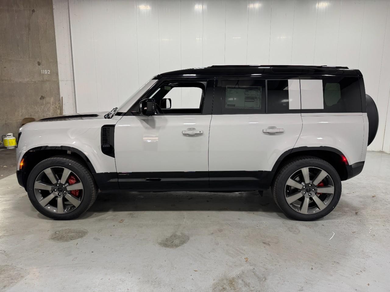 Land Rover Defender Vehicle Full-screen Gallery Image 2