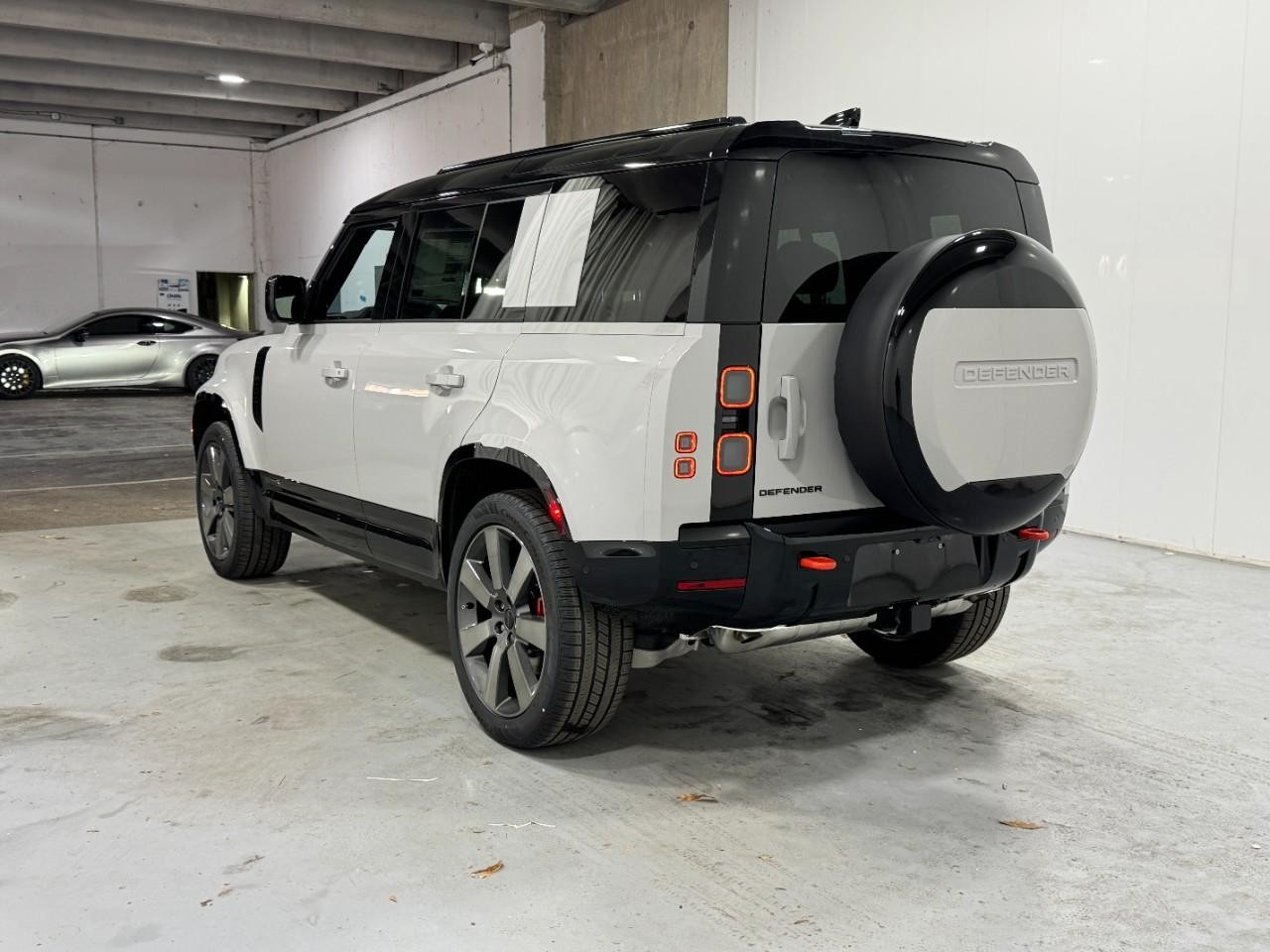 Land Rover Defender Vehicle Full-screen Gallery Image 3