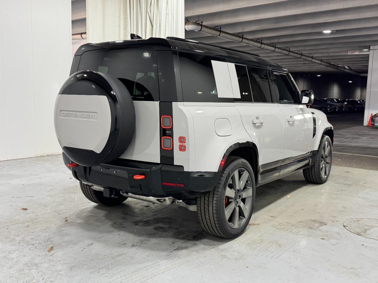 Land Rover Defender Vehicle Full-screen Gallery Image 4