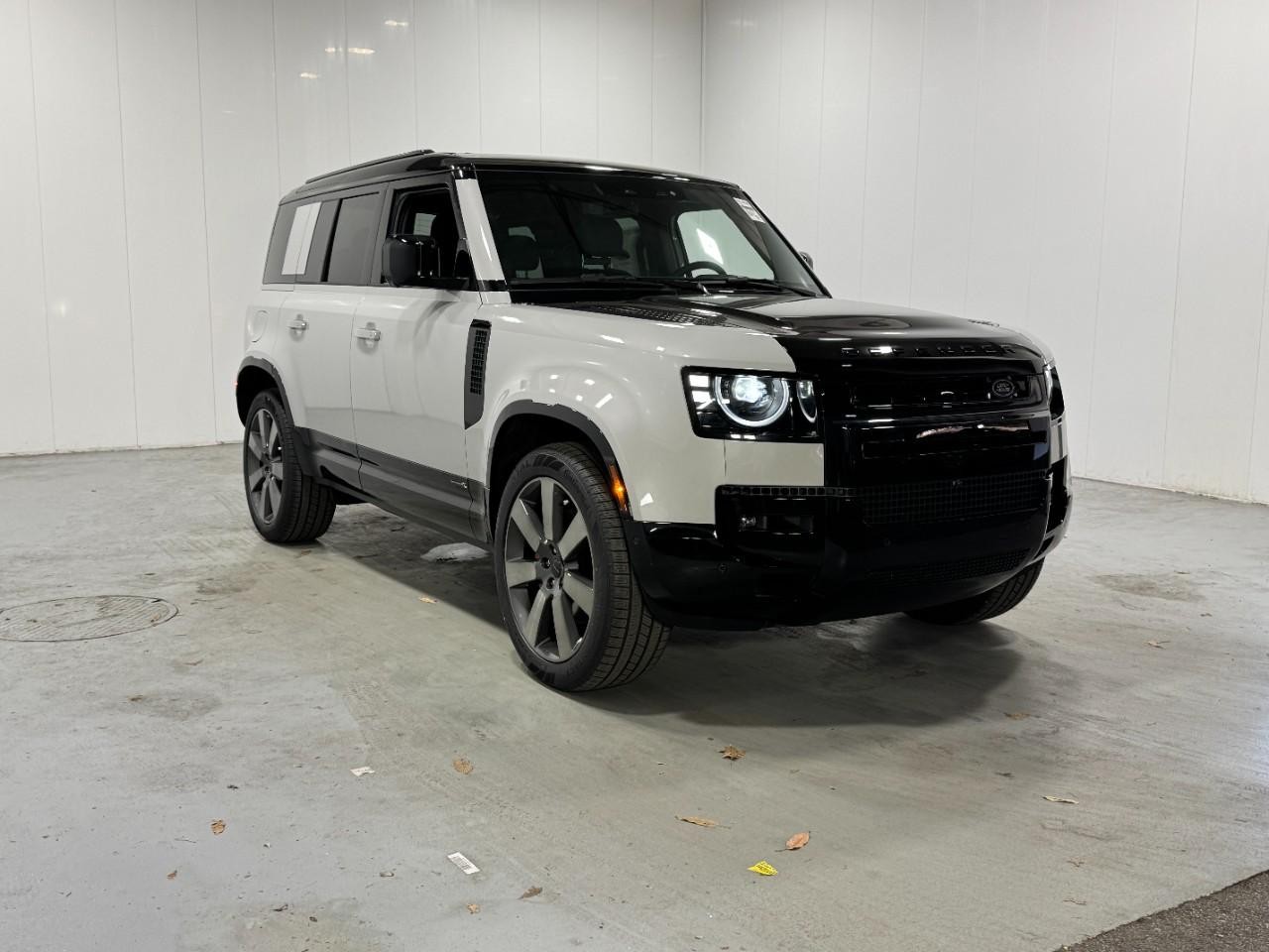 Land Rover Defender Vehicle Full-screen Gallery Image 6