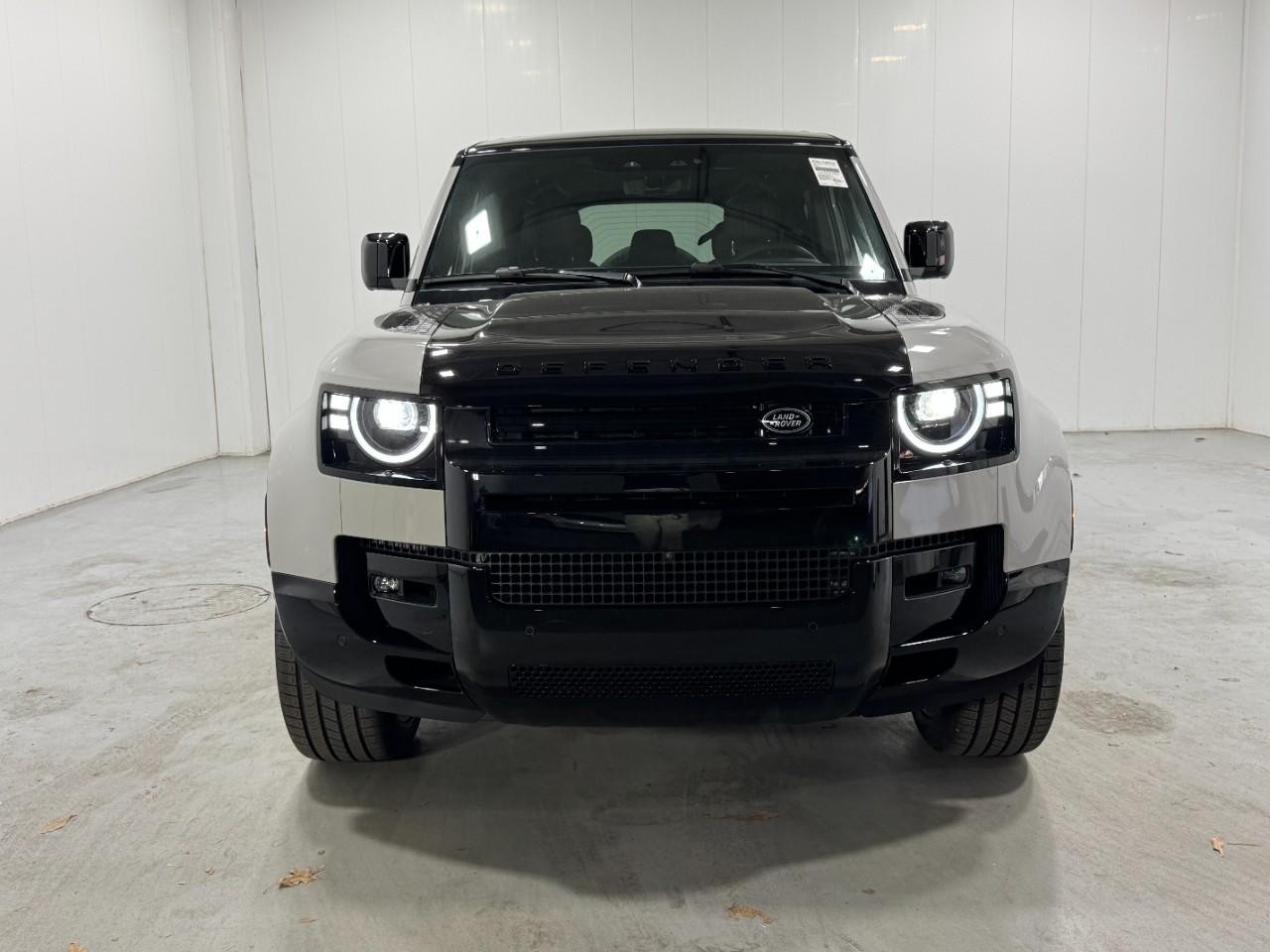 Land Rover Defender Vehicle Full-screen Gallery Image 7