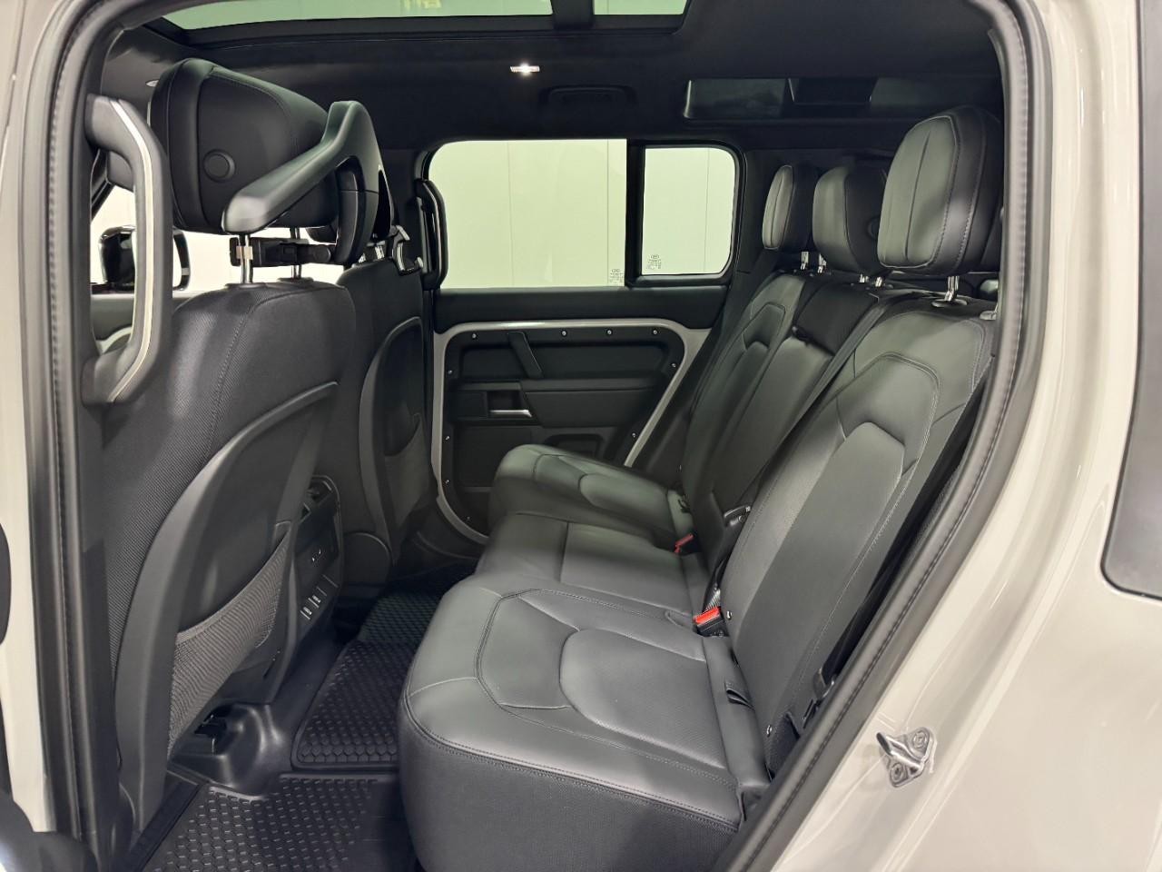 Land Rover Defender Vehicle Full-screen Gallery Image 8