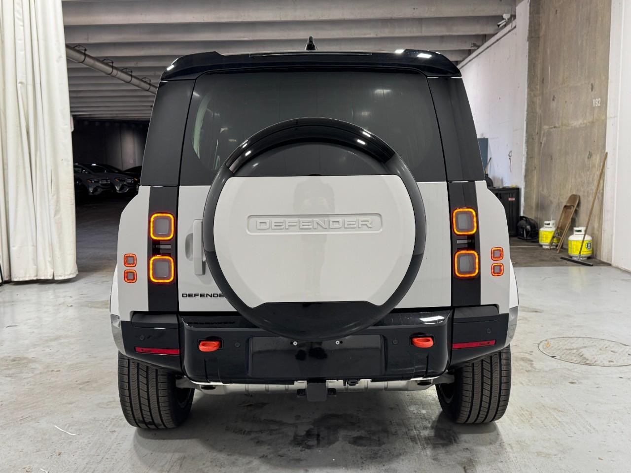 Land Rover Defender Vehicle Full-screen Gallery Image 9