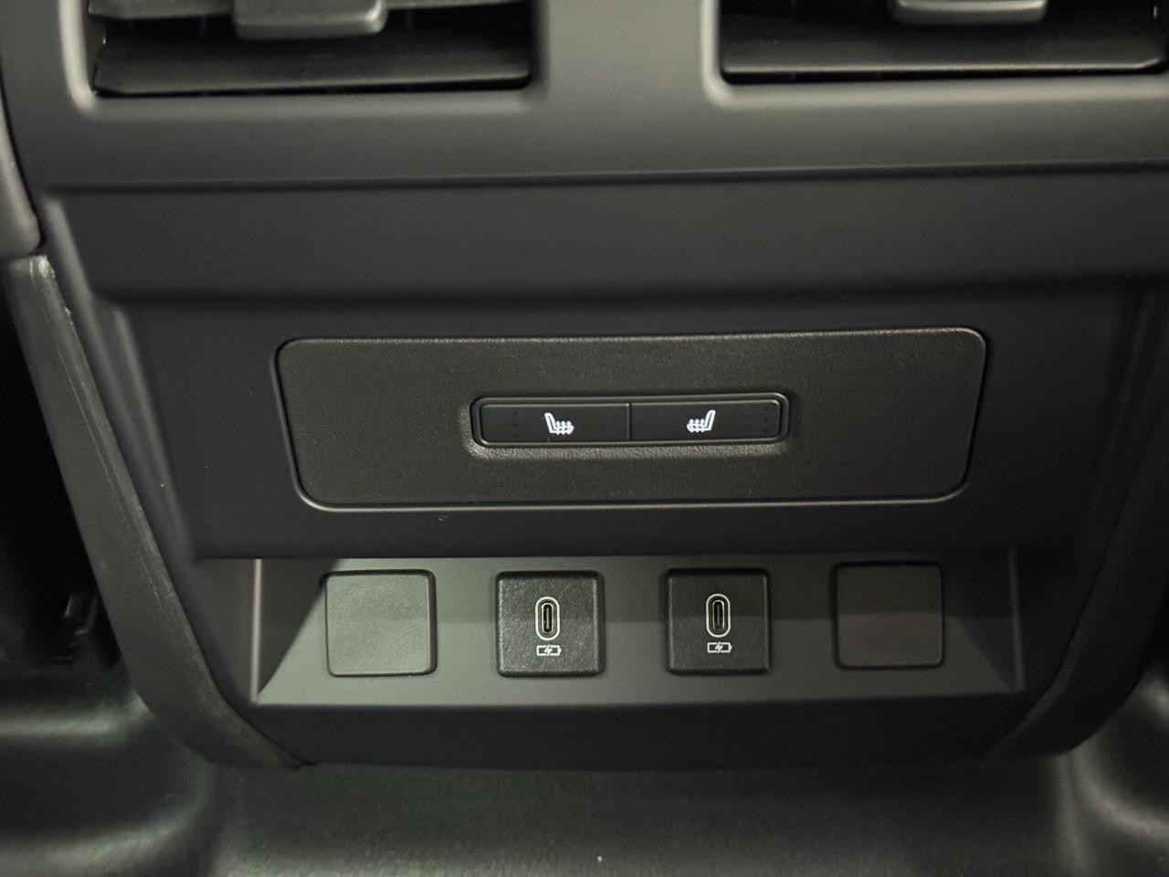 Land Rover Defender Vehicle Full-screen Gallery Image 11