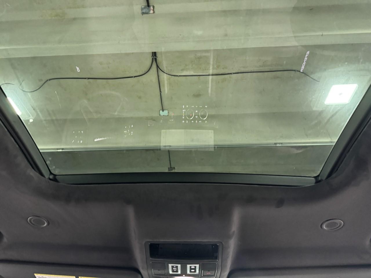 Land Rover Defender Vehicle Full-screen Gallery Image 12