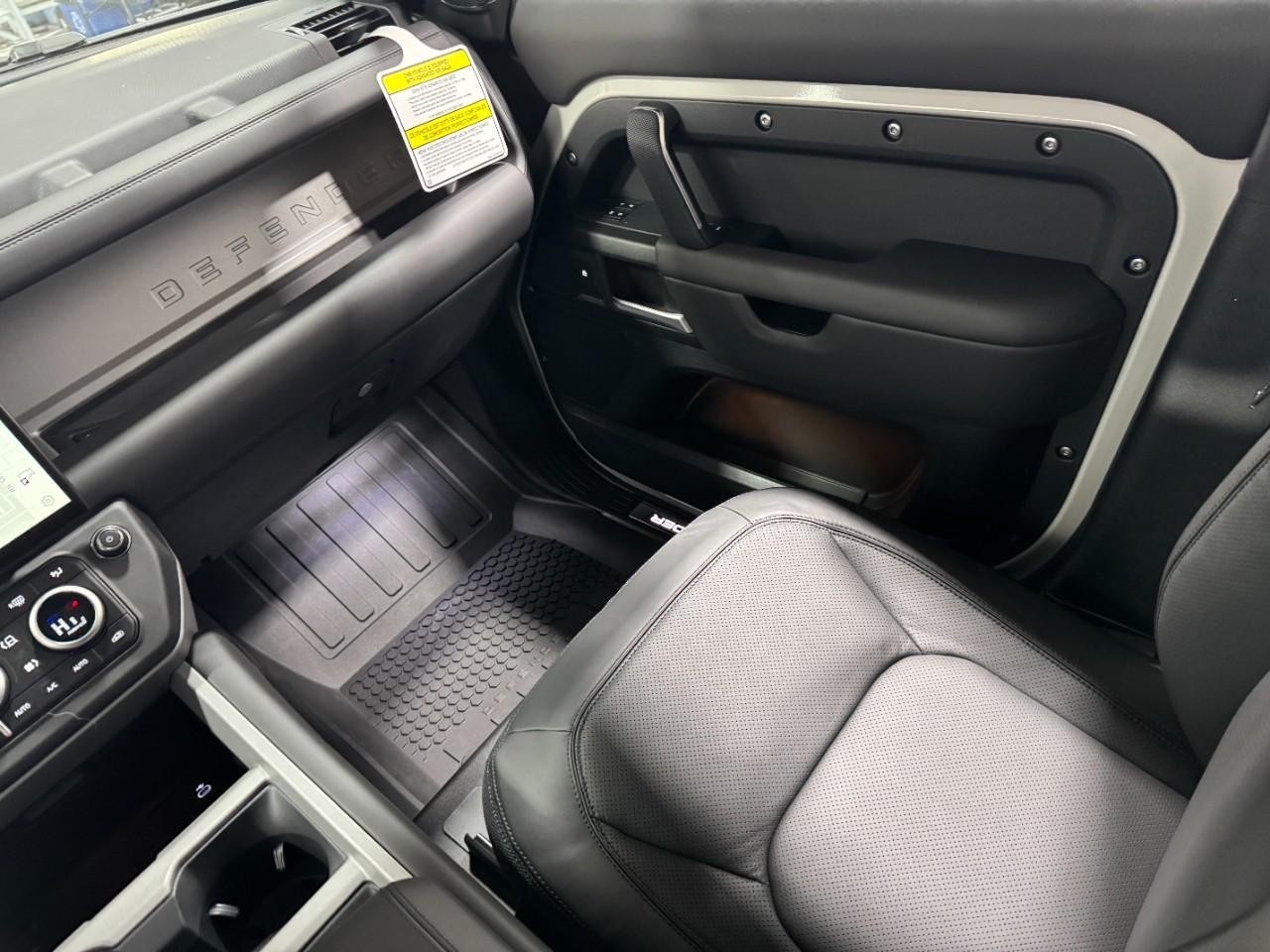 Land Rover Defender Vehicle Full-screen Gallery Image 18