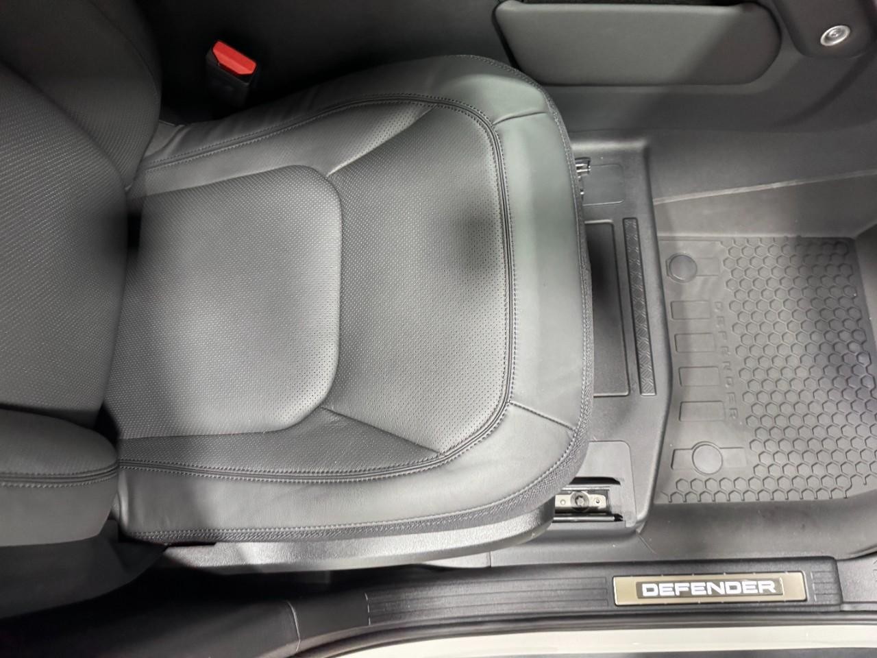 Land Rover Defender Vehicle Full-screen Gallery Image 20