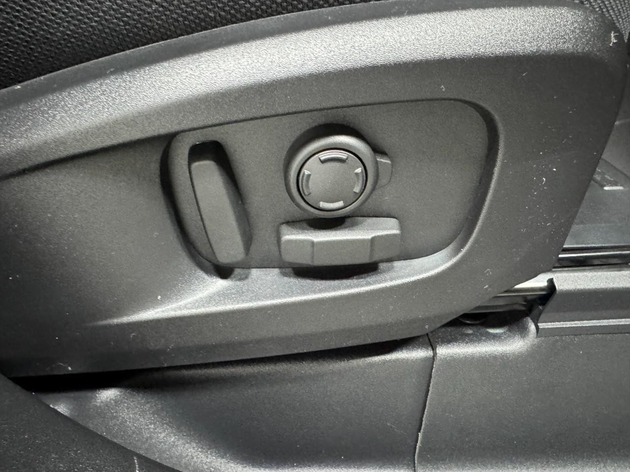 Land Rover Defender Vehicle Full-screen Gallery Image 21