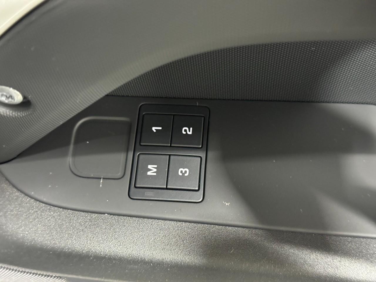 Land Rover Defender Vehicle Full-screen Gallery Image 22