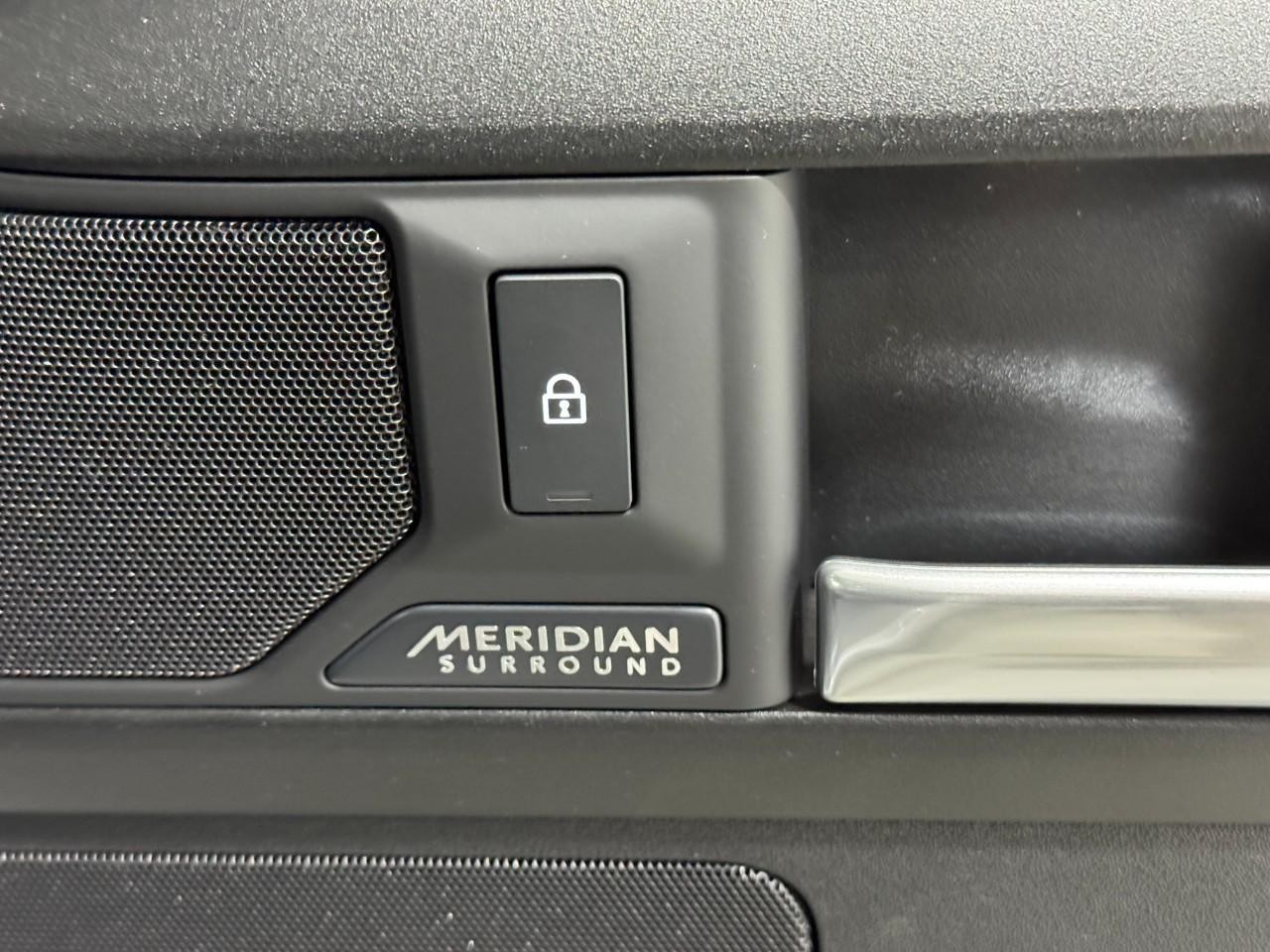 Land Rover Defender Vehicle Full-screen Gallery Image 23